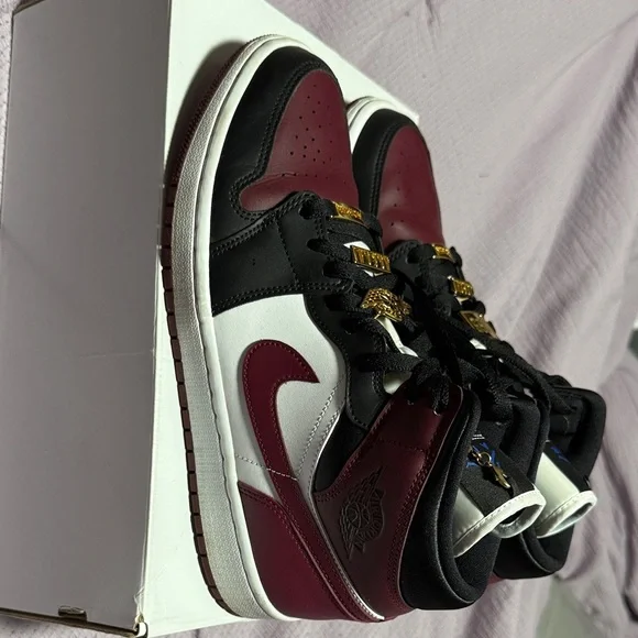 Women’s Air Jordan 1 Mid SE - Picture 4 of 13